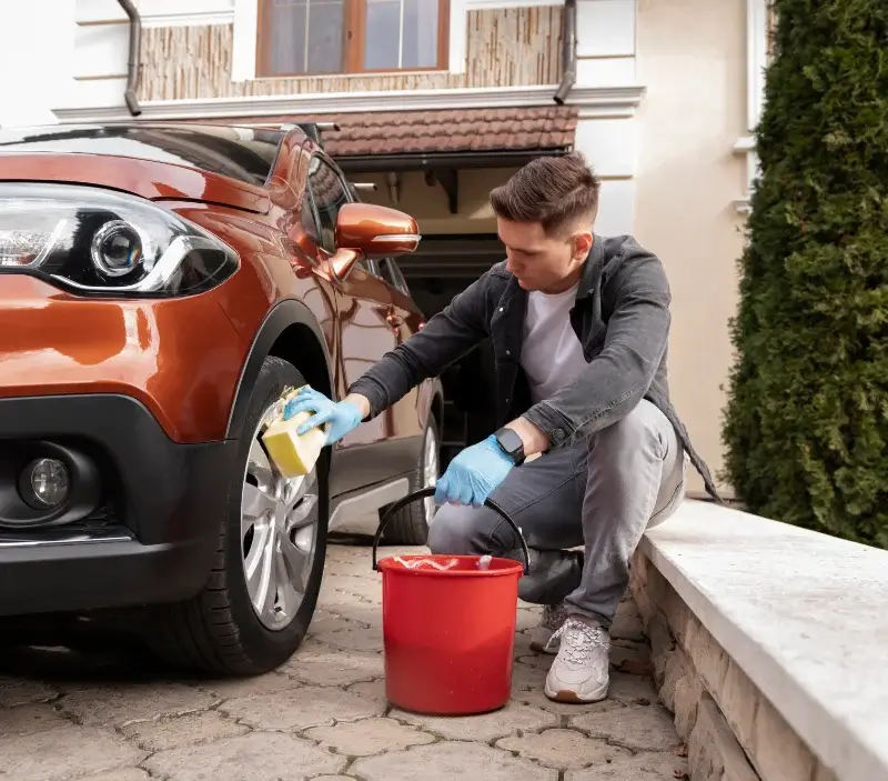Lavage auto à domicile La Roche-sur-Foron : professionnel intervenant sur un véhicule